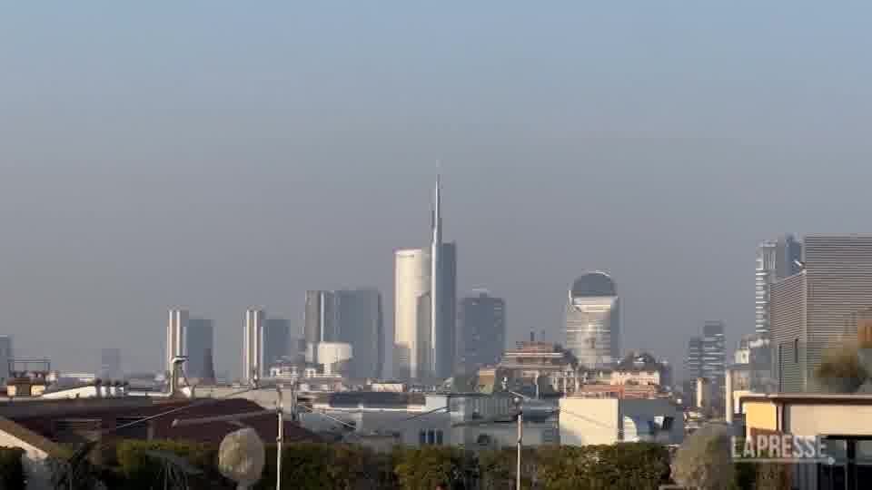 Milano, la coltre di inquinamento che avvolge la città vista dal Duomo
