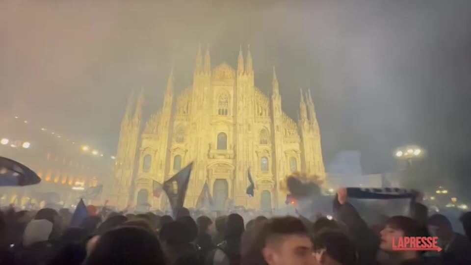 Scudetto Inter, la gioia dei tifosi interisti in piazza Duomo