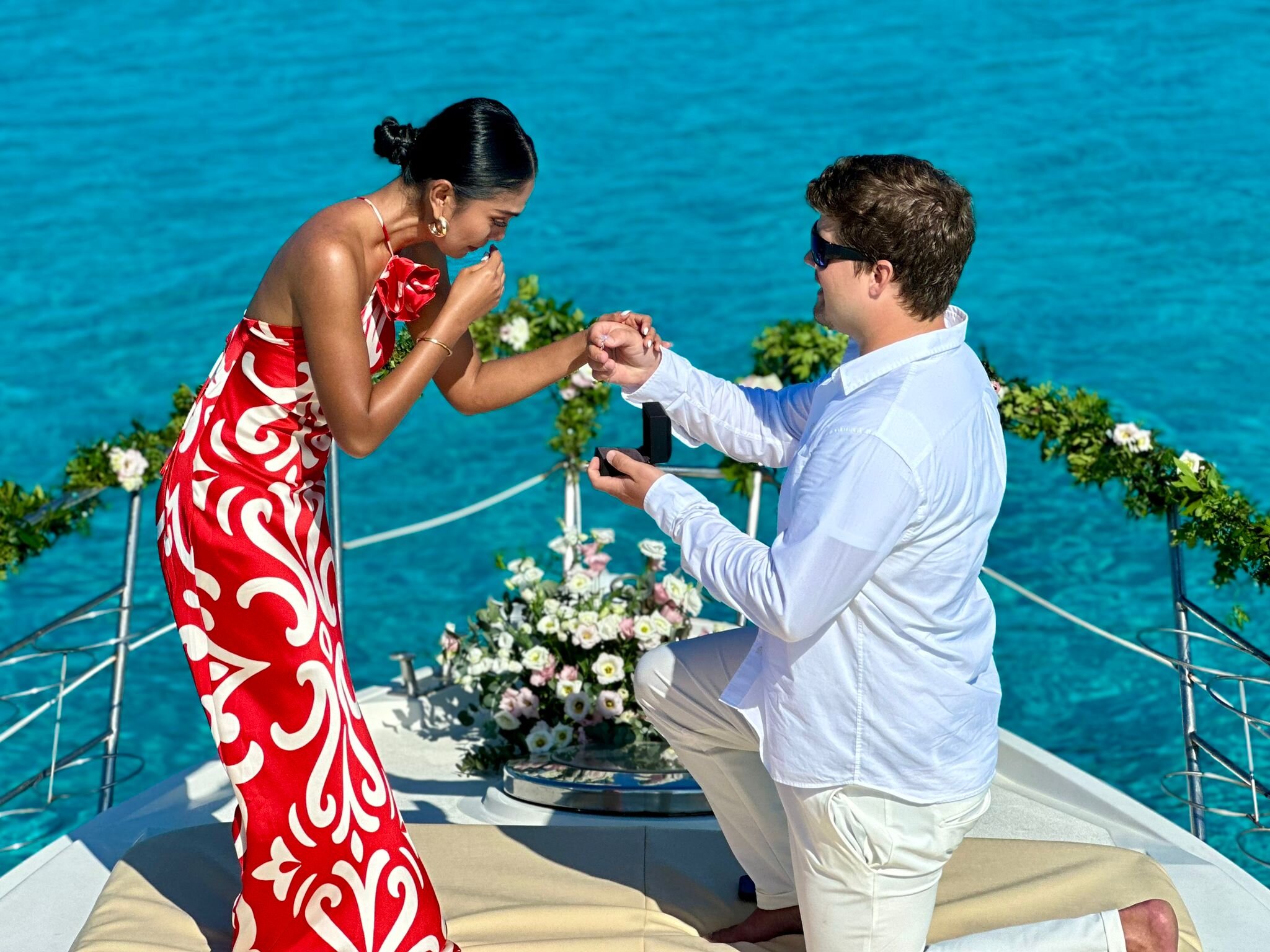 Dalla Thailandia a Stintino, l'emozionante proposta di matrimonio nelle acque azzurre della Pelosa