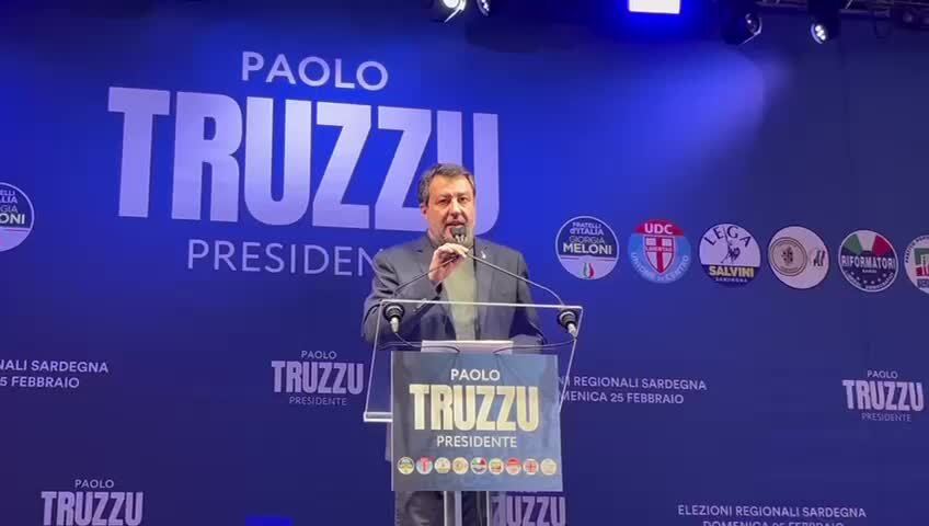 Matteo Salvini alla Fiera di Cagliari attacca le tv e i media nazionali: «La Sardegna esiste, nessuno ne parla»