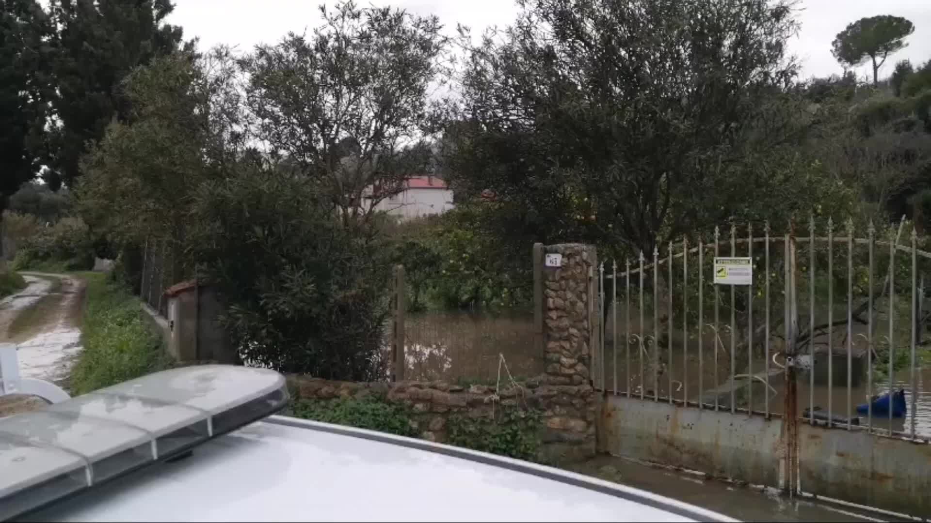 Maltempo a Sassari, la pioggia provoca allagamenti e smottamenti nell'agro