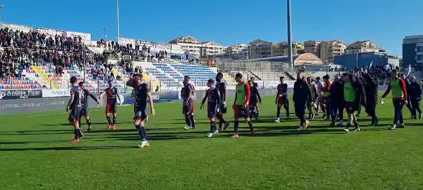 Calcio Serie C, festa in campo per la Torres vittoriosa sul Pescara 4-1