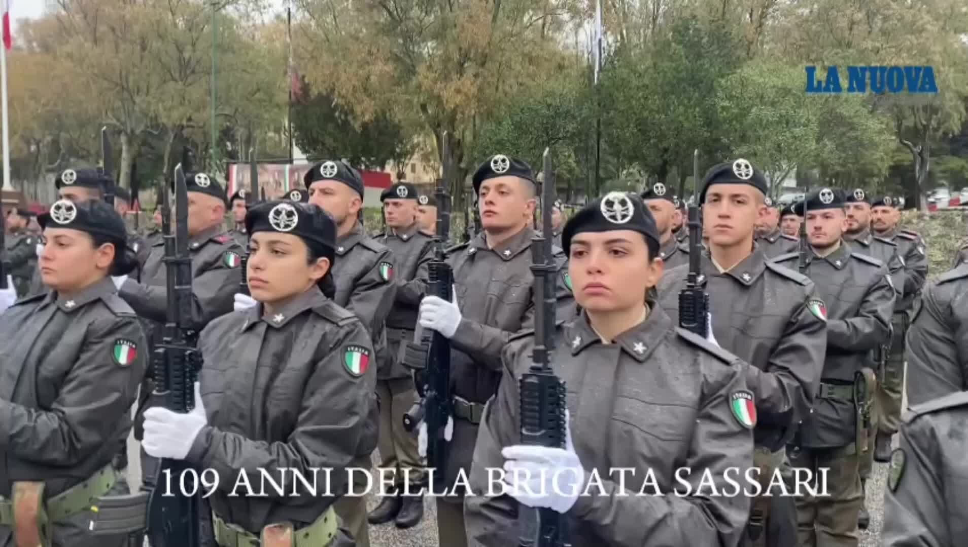 La Brigata Sassari ricorda il suo passato, la cerimonia nel piazzale della Gonzaga