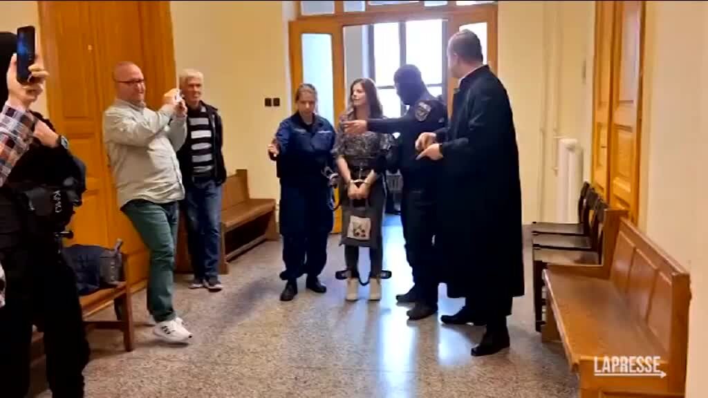 Ilaria Salis nuovamente in manette in tribunale a Budapest