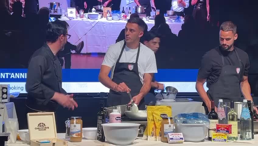 Giocatori del Cagliari chef per una serata divertente alla Manifattura di Cagliari