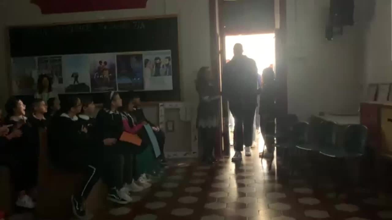 Grande emozione nella scuola di San Donato a Sassari: il Gigante della Dinamo Ousmane Diop arriva a sorpresa e viene sommerso di abbracci