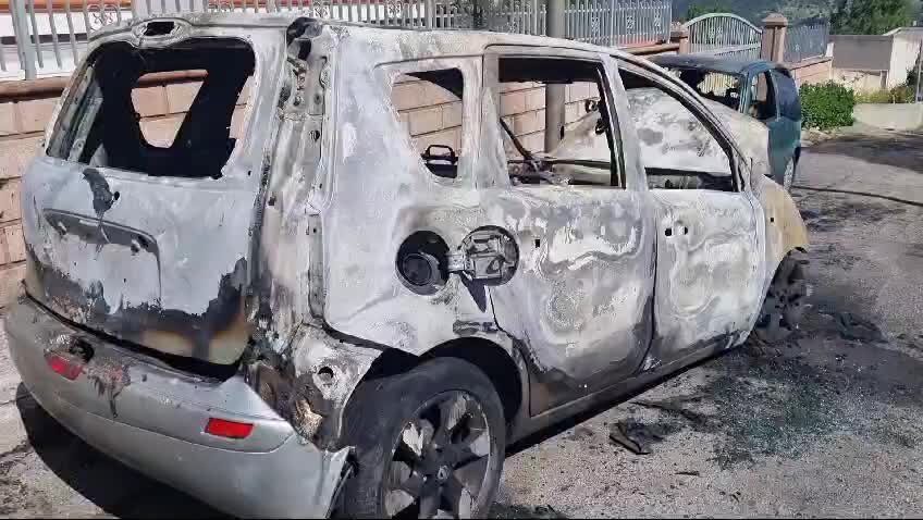 Attentato incendiario a Nuoro, distrutte due auto e danneggiata una terza