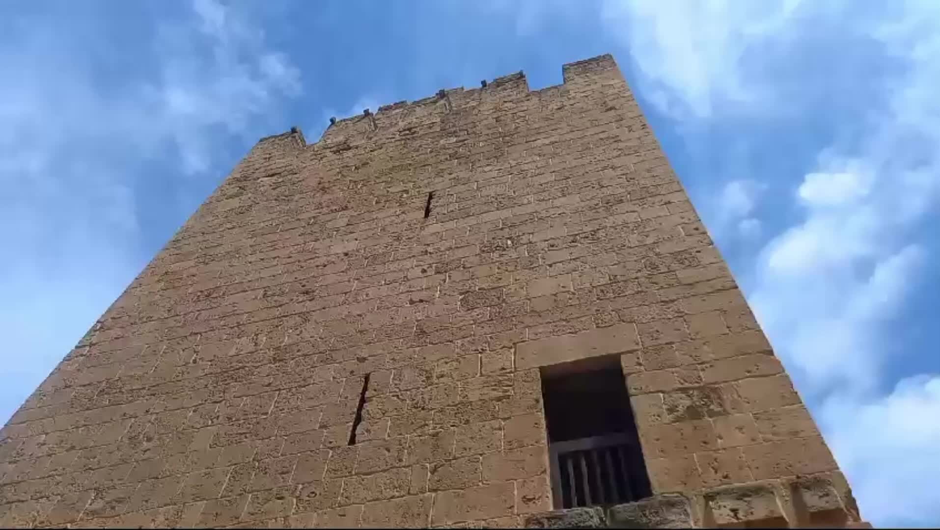 Oristano, vandali imbrattano con la vernice la torre di Mariano