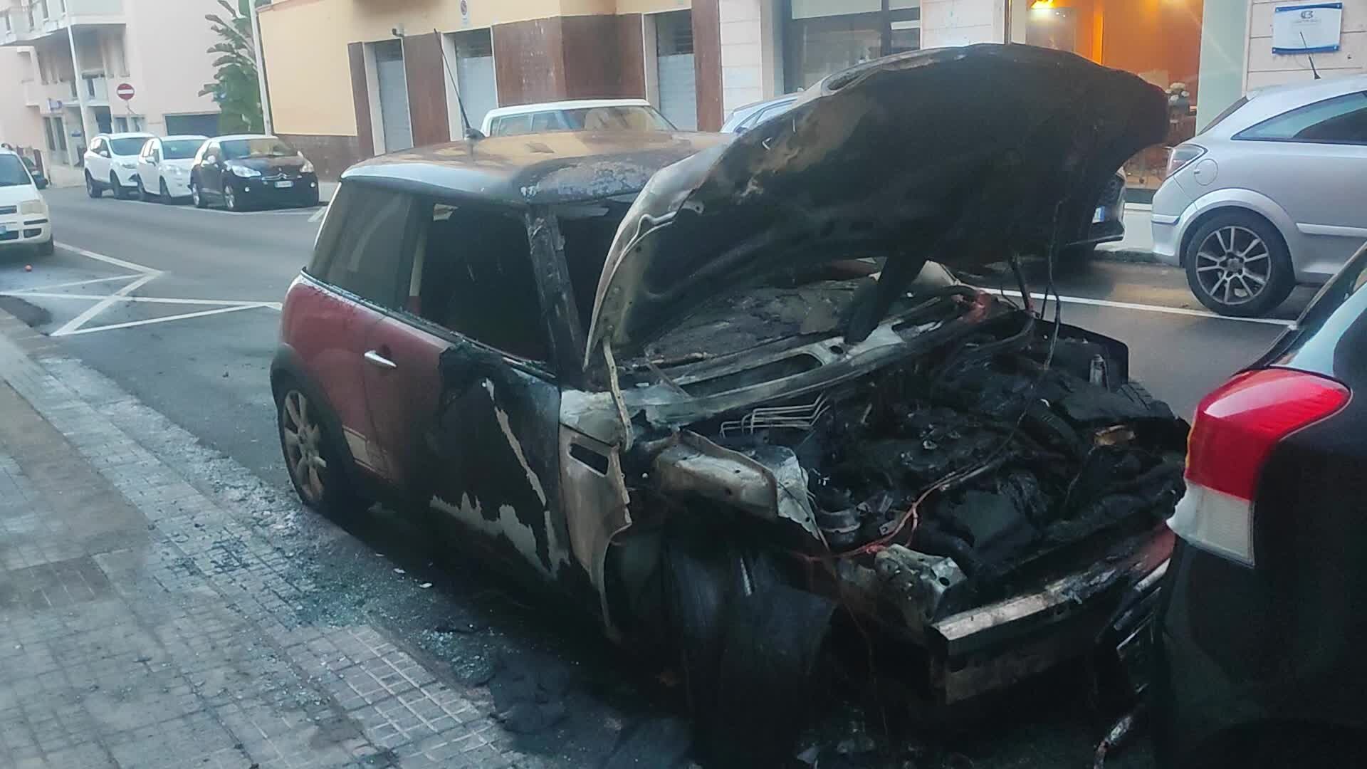 Atto intimidatorio contro un'avvocata sassarese, incendiata la sua auto in via IV Novembre