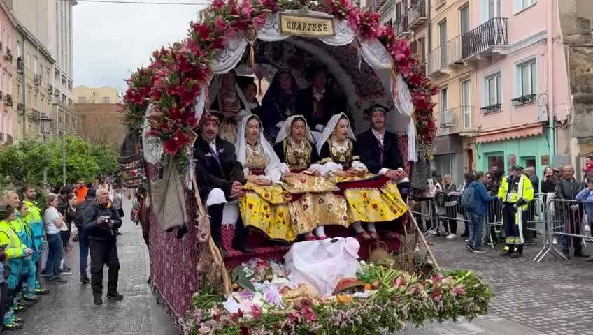 Sant'Efisio 2024, le traccas aprono la processione e lasciano i turisti a bocca aperta
