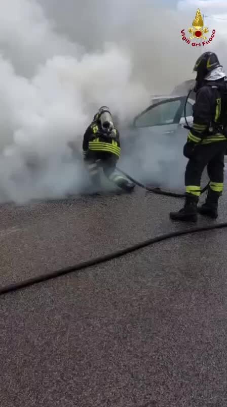 Alghero, un'auto prende fuoco sulla provinciale: l'intervento dei vigili del fuoco