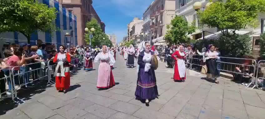Sassari, alla Cavalcata 120 donne in costume sfilano contro ogni violenza