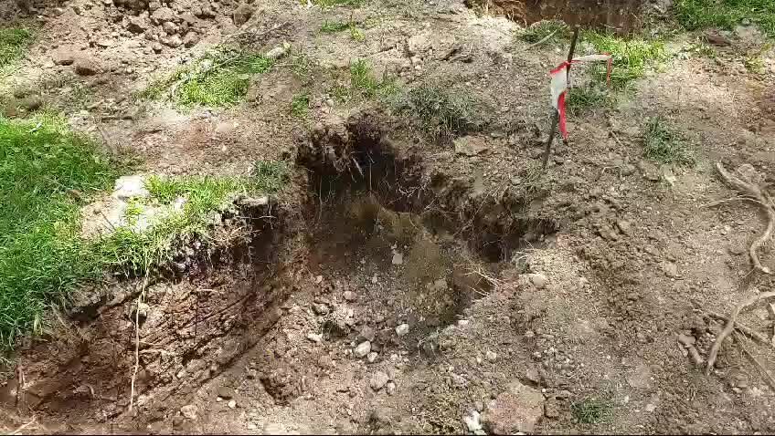Sassari, escavatore si ribalta ai giardini pubblici durante i lavori per l'installazione di un monumento a Segni e Cossiga
