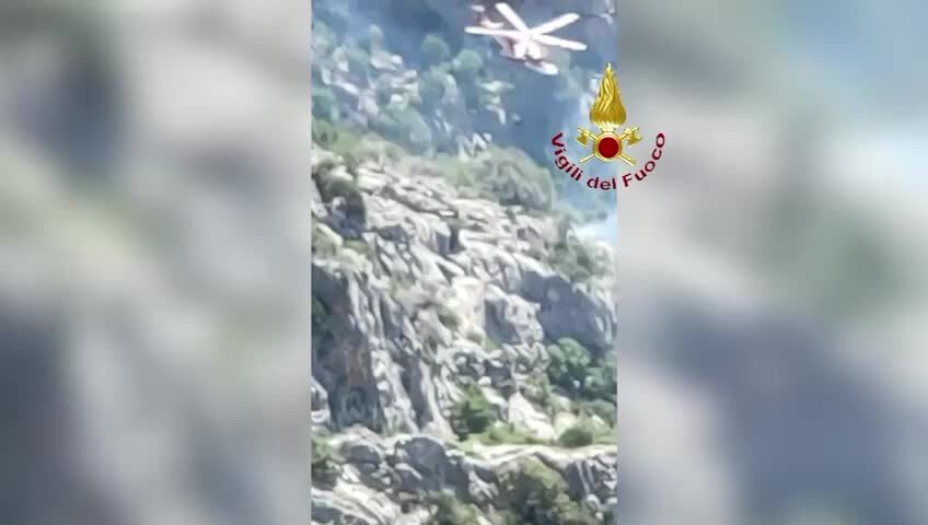 Siniscola, i vigili del fuoco salvano un escursionista recuperandolo con l'elicottero