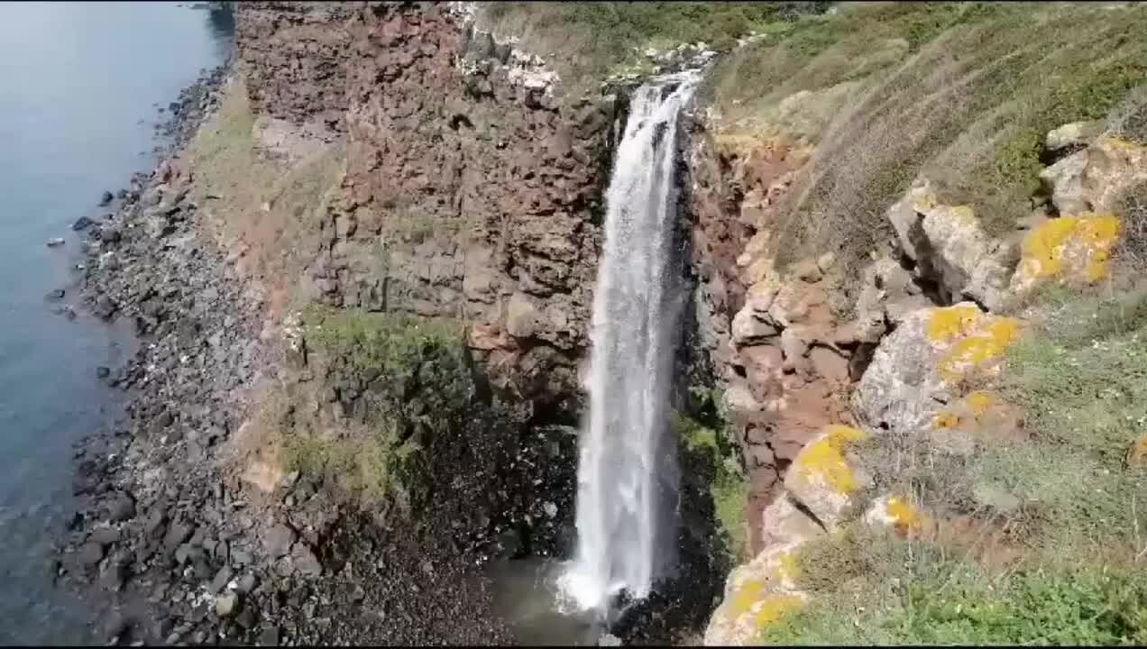 Le meraviglie della Sardegna, a Cuglieri lo spettacolo della cascata di Capo Nieddu