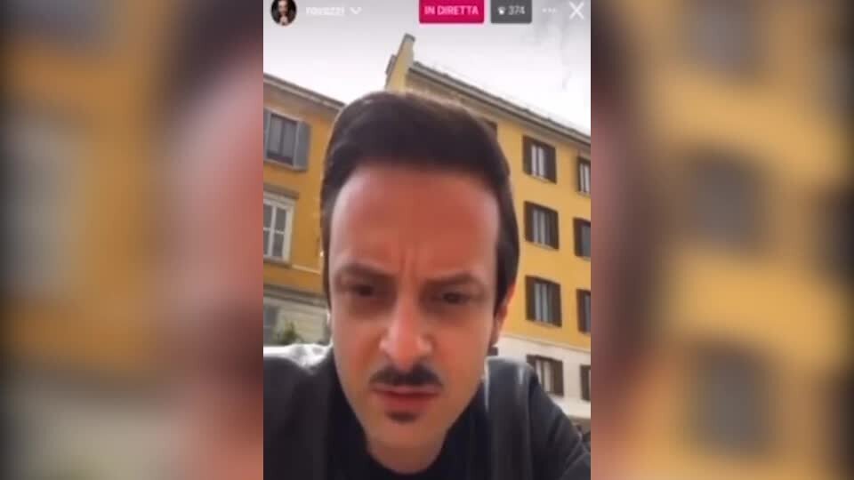 Rubato il cellulare a Fabio Rovazzi mentre sta facendo una diretta: ma è solo una mossa pubblicitaria