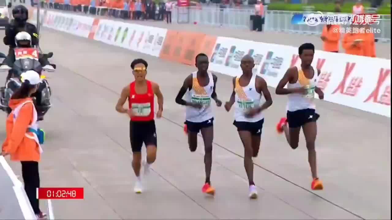 Mezza maratona di Pechino, gli atleti africani "rallentano" e fanno vincere il cinese