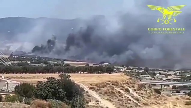 Vasto rogo vicino alle case, in azione Canadair, Super Puma ed elicotteri militari